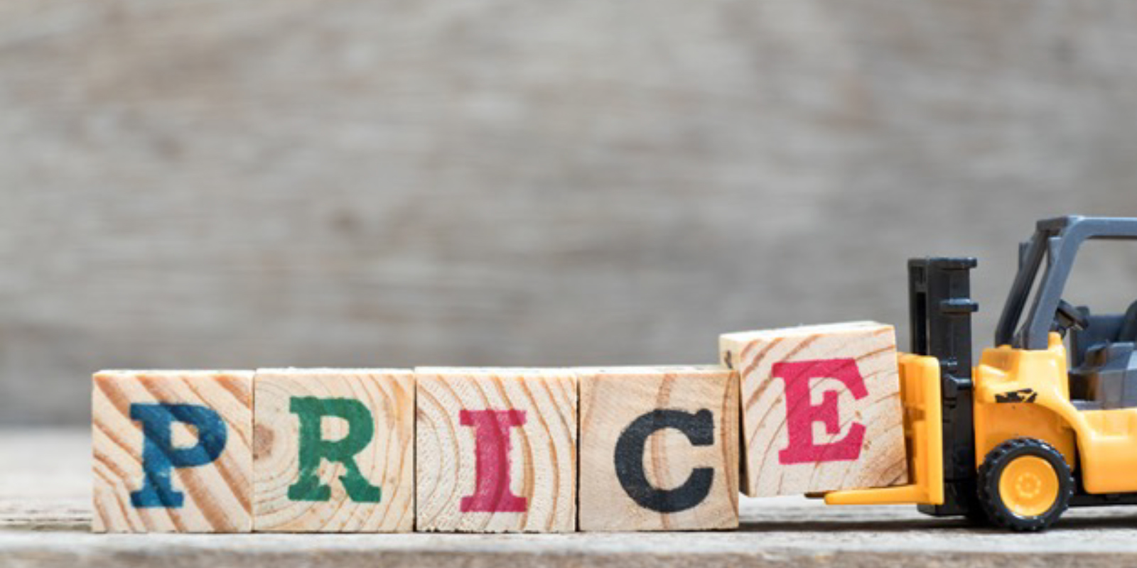 PRICEの一文字ずつが書かれた期のブロック