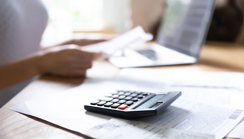 電卓を近くに置き書類を確認している様子