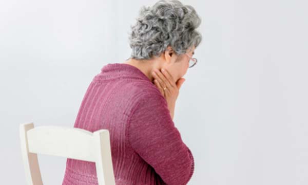 顎を押さえる老人