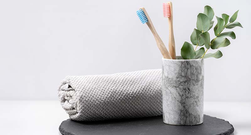 歯ブラシの刺さったコップと、タオル