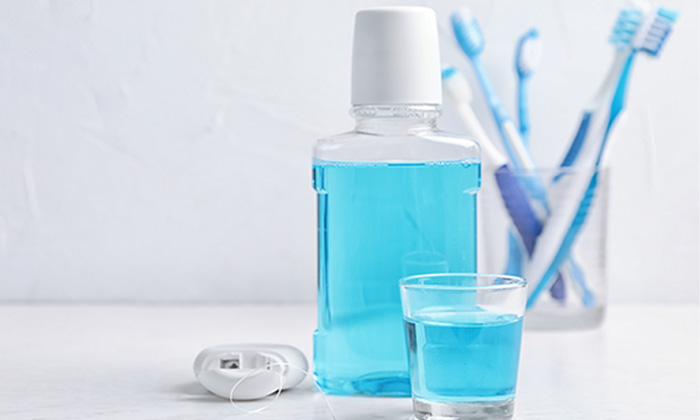 歯ブラシと、フロス・うがい薬などのケア用品