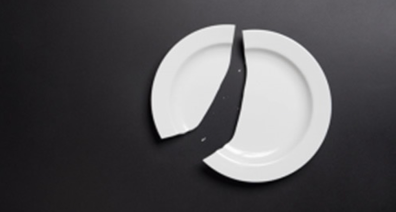 割れた陶器のお皿