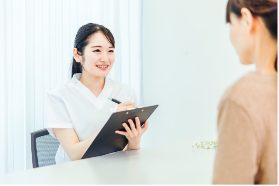 笑顔で問診をとる女性スタッフ