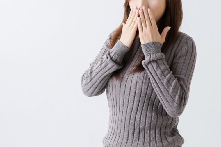 口元を押さえる女性