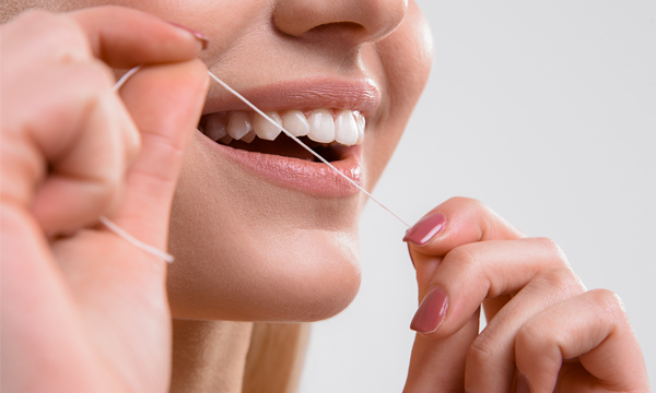 フロスを持つ女性の写真
