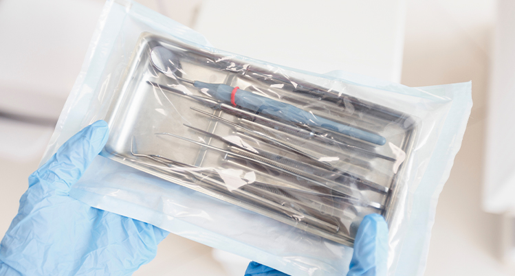 滅菌された器具が入った袋を持っている様子