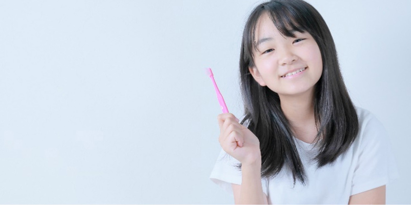 歯ブラシをもち微笑む女の子