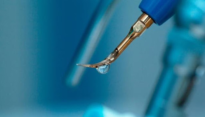 歯科医院で使用する超音波の機械の先から水が滴る様子