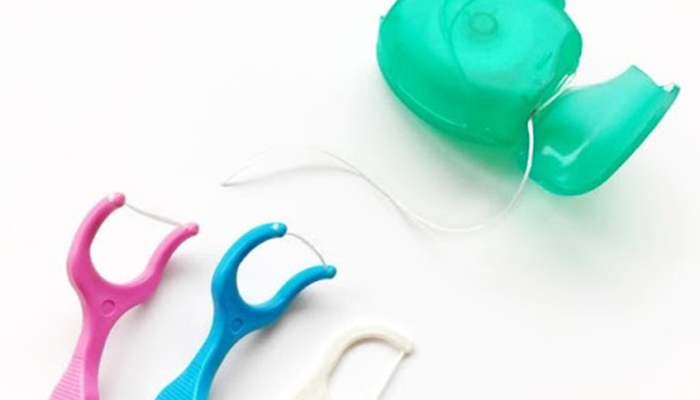 デンタルフロス（糸のみと柄付きの数種類）の写真