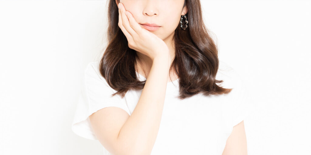 顎をおさえる女性