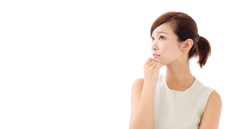 顎に手を当て考える女性